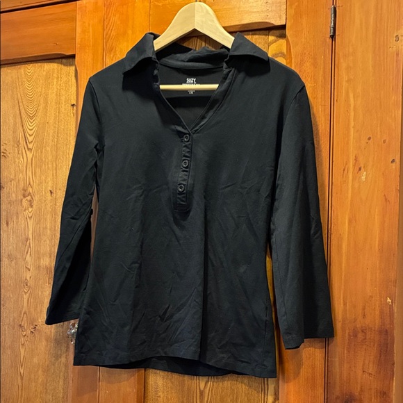 Suzy Shier Tops - 10/25$ 🧁 Black Button-Up Women's Top